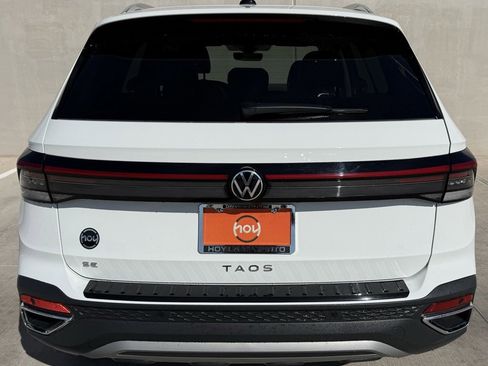Certified 2025 Volkswagen Taos SE image 4