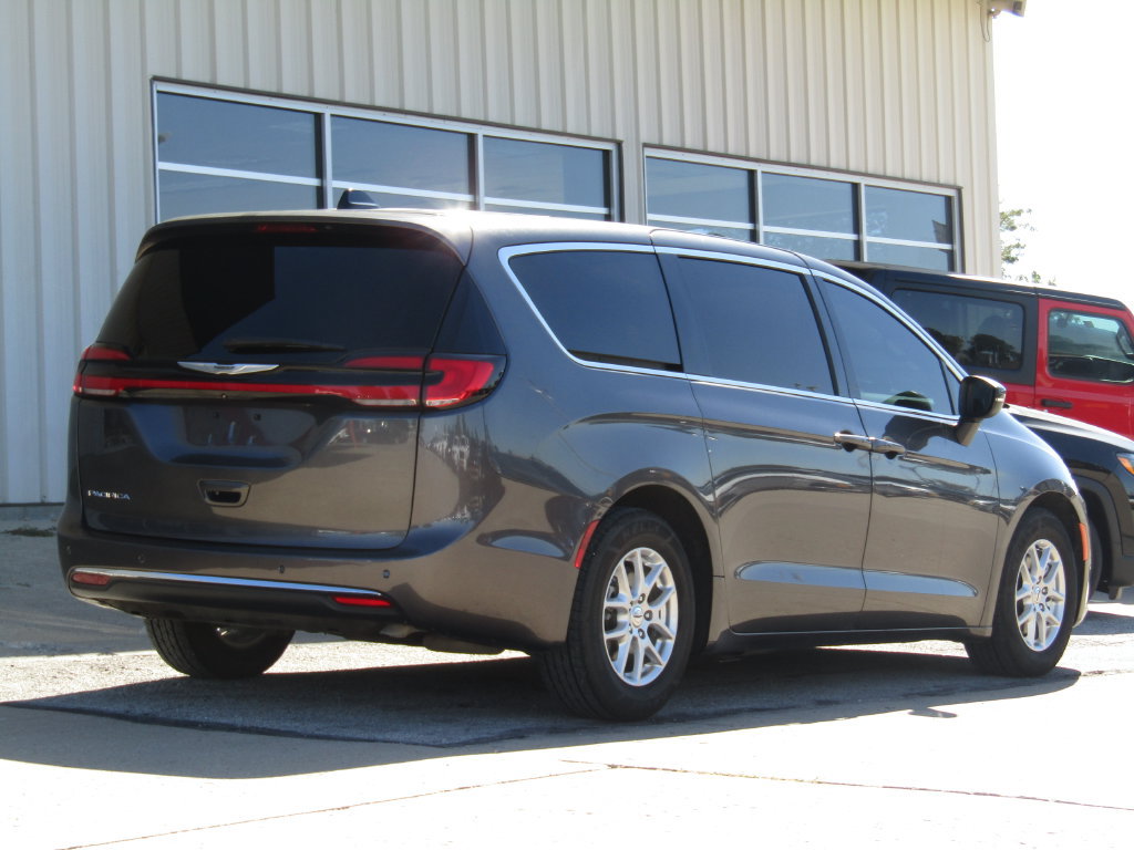 Used 2023 Chrysler Pacifica Touring-L FWD image 3