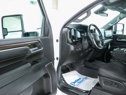Used 2024 Chevrolet Silverado 2500 LT AWD/4WD image 3