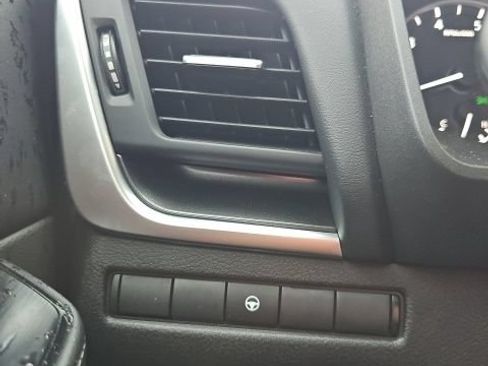 Used 2025 Nissan Rogue SV FWD image 32