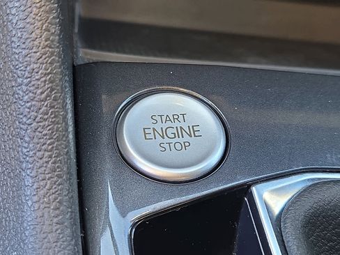 Used 2024 Volkswagen Tiguan SE w/ Panoramic Sunroof Package image 25