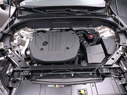 Used 2023 Volvo XC60 B5 Plus image 32