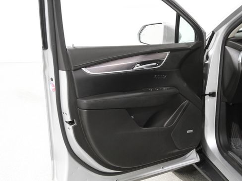 Used 2017 Cadillac XT5 Luxury w/ Driver Awareness Package image 4