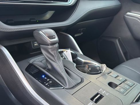 Used 2023 Toyota Highlander XLE image 25