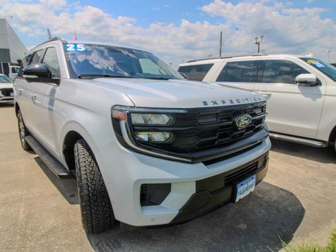 Used 2025 Ford Expedition Active AWD/4WD image 2