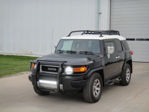 Used 2014 Toyota FJ Cruiser 2WD w/ Convenience Package image 9