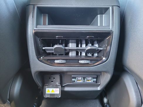 New 2025 Jeep Grand Cherokee Altitude image 10