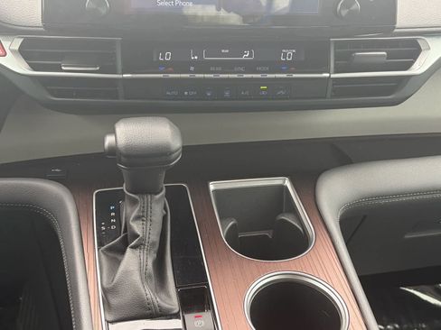 Used 2024 Toyota Sienna LE image 25