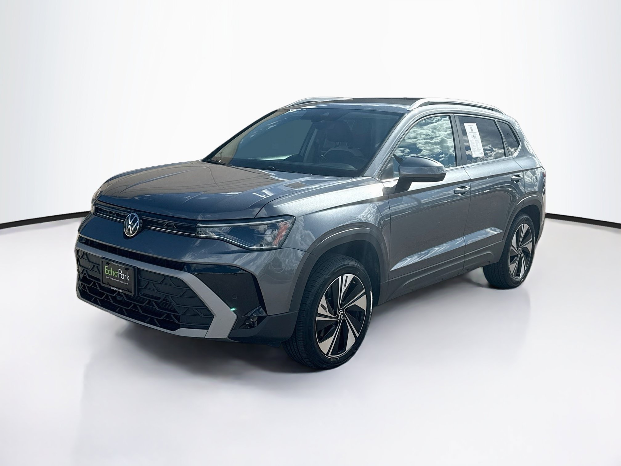 Used 2025 Volkswagen Taos SE AWD/4WD image 3