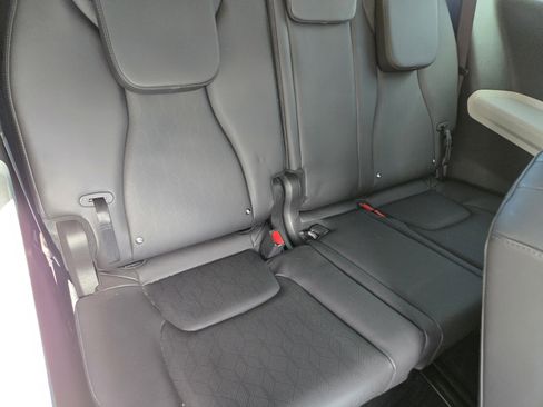 Certified 2024 Kia Carnival LX image 15