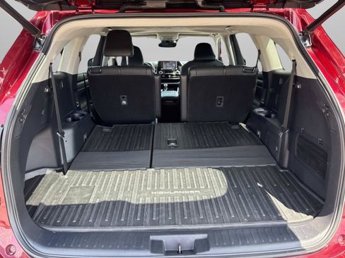 Used 2020 Toyota Highlander XLE AWD/4WD image 9