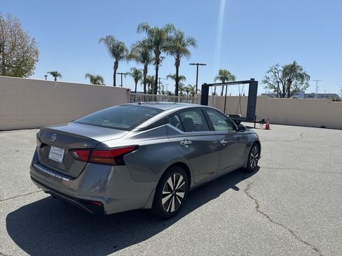 Used 2022 Nissan Altima 2.5 SV FWD image 8
