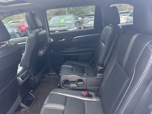 Used 2017 Toyota Highlander SE image 12