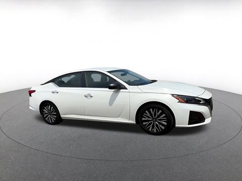Used 2025 Nissan Altima 2.5 SV FWD image 2