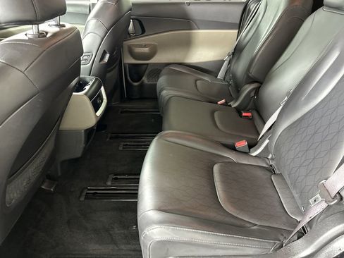 Used 2025 Kia Carnival EX image 23