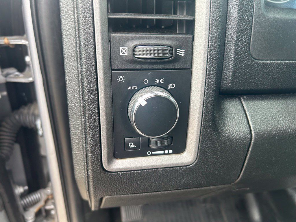 Used 2021 RAM 1500 4x4 Crew Cab Classic w/ Chrome Appearance Group image 18