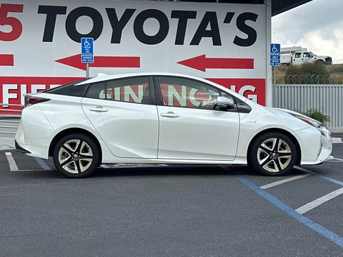 Used 2016 Toyota Prius Three Touring image 6