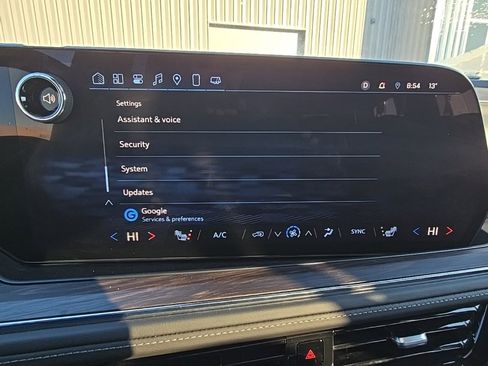 Used 2025 Chevrolet Suburban Z71 image 24