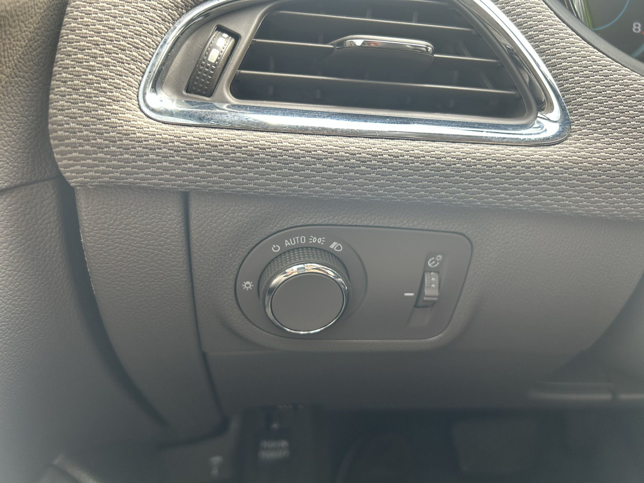 Used 2018 Chevrolet Cruze LT FWD image 18