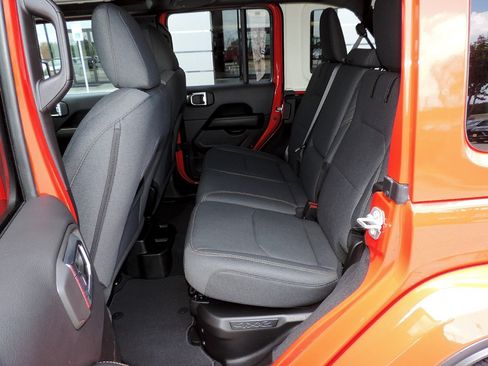 Used 2025 Jeep Wrangler Unlimited Sahara AWD/4WD image 17