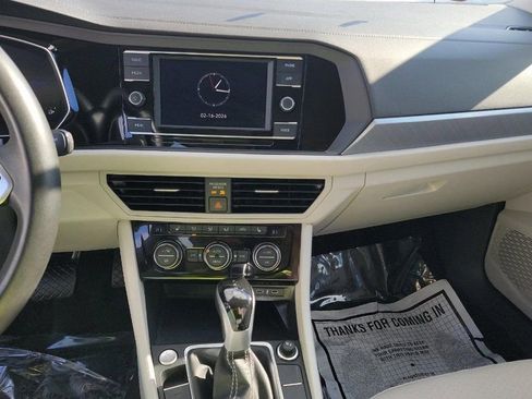 Used 2024 Volkswagen Jetta SE image 9