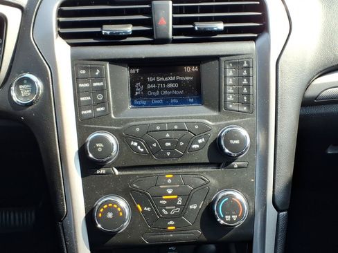 Used 2017 Ford Fusion SE FWD image 17