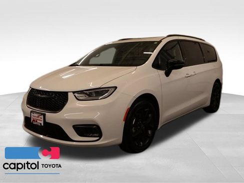 Used 2025 Chrysler Pacifica Limited FWD image 5