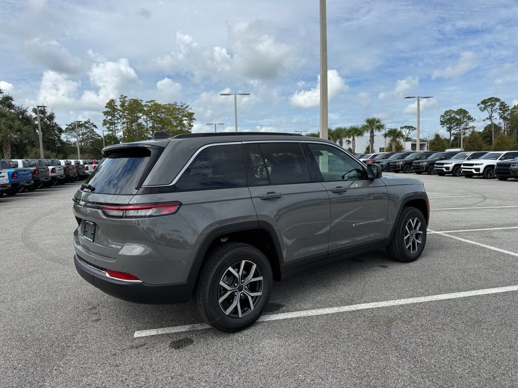 New 2027 Jeep Grand Cherokee Laredo AWD/4WD image 3