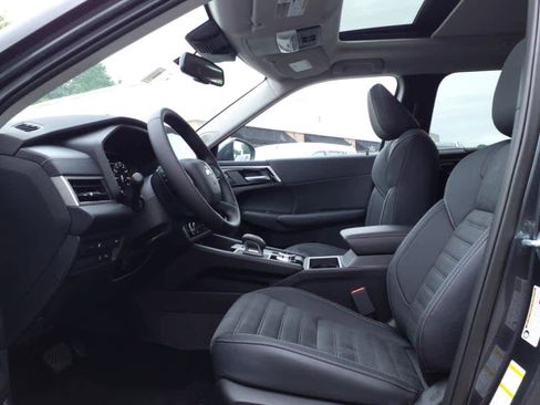 New 2025 Mitsubishi Outlander SE image 11