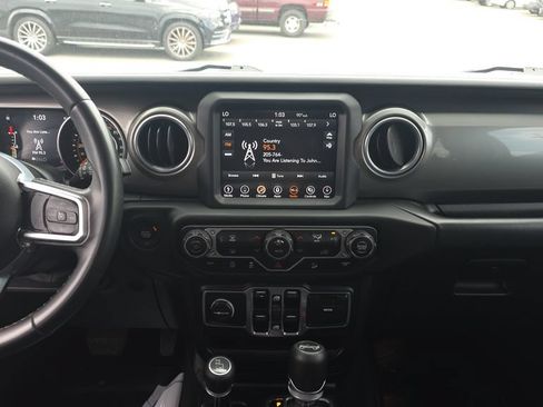 Used 2018 Jeep Wrangler Unlimited Sahara AWD/4WD image 25
