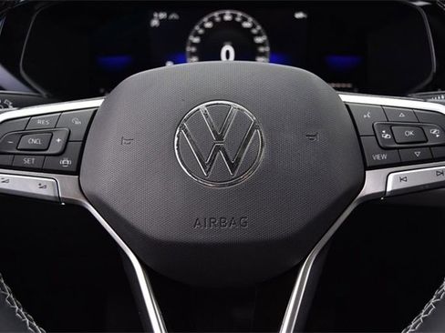 Certified 2022 Volkswagen Taos SE w/ Panoramic Sunroof Package image 18