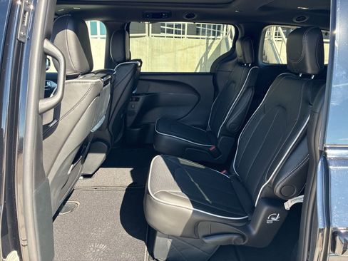 New 2026 Chrysler Pacifica Limited w/ Uconnect Theater Family Group image 21