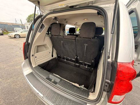 Used 2012 Dodge Grand Caravan SXT FWD image 12