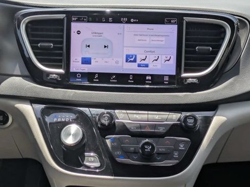 Used 2023 Chrysler Pacifica Touring-L FWD image 19