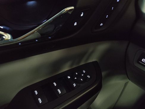 Used 2022 GMC Acadia SLT w/ Technology Package FWD image 27