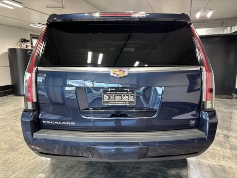 Used 2020 Cadillac Escalade Premium Luxury image 10