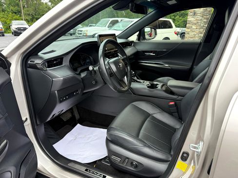 Used 2021 Toyota Venza XLE image 9