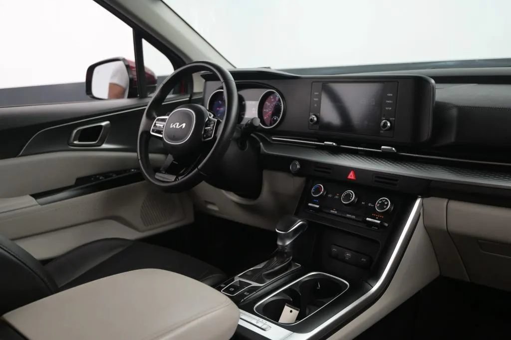 Used 2023 Kia Carnival LX FWD image 47