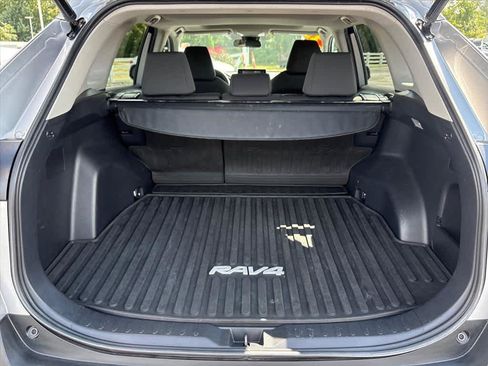 Used 2021 Toyota RAV4 XLE w/ Convenience Package FWD image 29