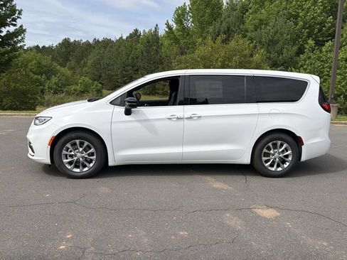 New 2026 Chrysler Pacifica Limited FWD image 10