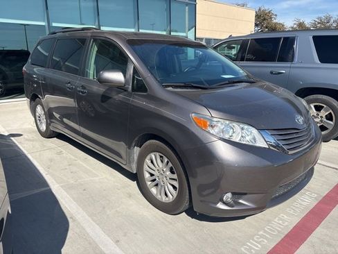 Used 2017 Toyota Sienna XLE image 4