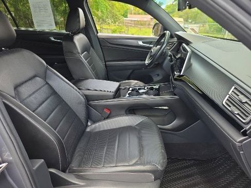 Used 2024 Volkswagen Atlas Cross Sport SEL R-Line image 15