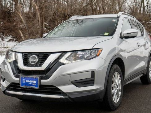 Used 2020 Nissan Rogue SV image 2