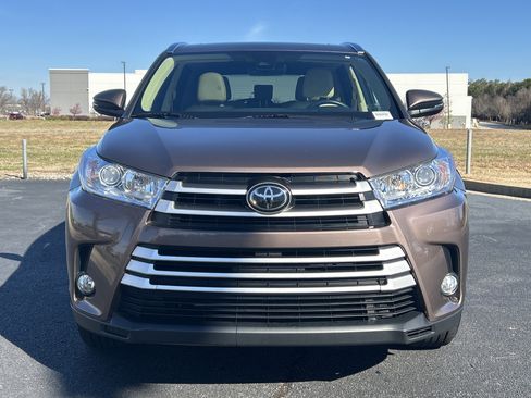 Used 2017 Toyota Highlander XLE image 3