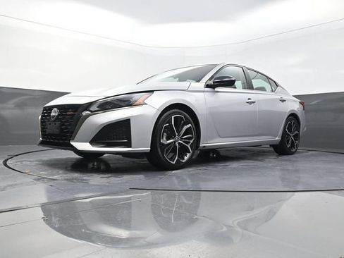Used 2024 Nissan Altima 2.5 SR FWD image 33