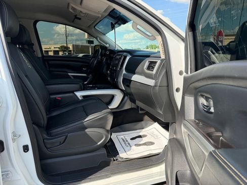 Used 2019 Nissan Titan PRO-4X AWD/4WD image 10
