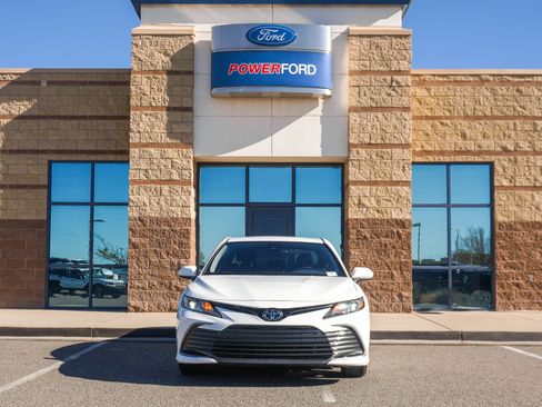 Used 2022 Toyota Camry LE image 3