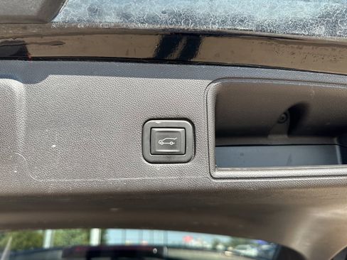 Used 2024 GMC Terrain SLT image 11