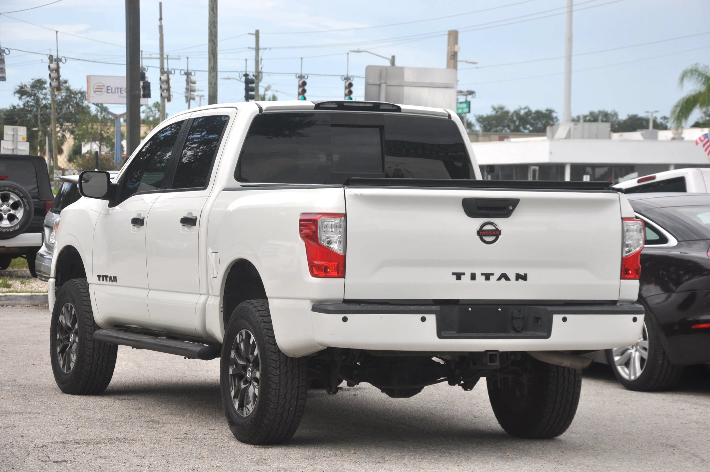 Used 2018 Nissan Titan SV w/ SV Convenience Package RWD image 24