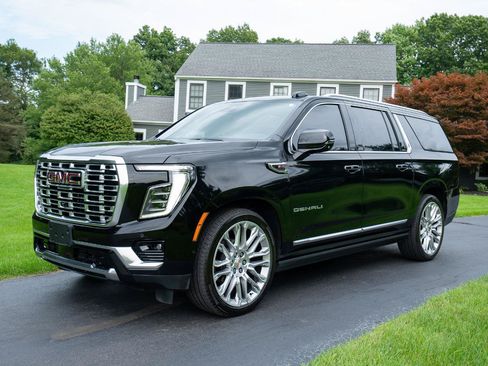 Used 2026 GMC Yukon XL Denali w/ Denali Reserve Package AWD/4WD image 7